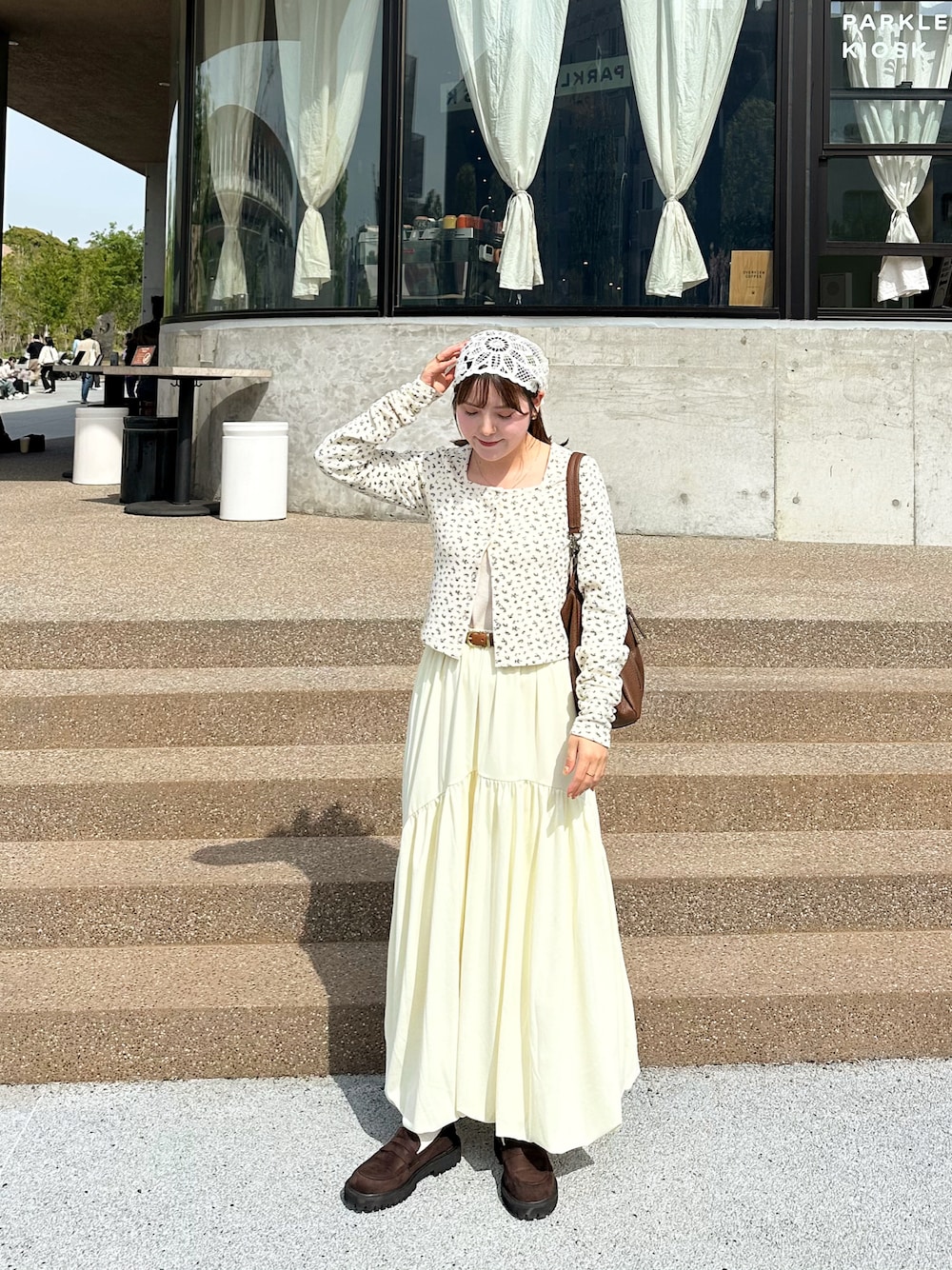 「最近のいい感じコーデ、今日のコーデ、春服、オトナカジュアル、ラフコーデ、春ファッション、花柄、カーディガン、バルーンスカート、ローファー、スカーフ、ハンドバッグ、プチプラ、ワントーンコーデ、春めき満開コーデ」｜「Kastaneの【小花柄&無地】サーマルカーディガン（カーディガン/ボレロ、ホワイト系）」を使った、sayaさん（骨格ストレート・レディース・156cm）の春コーディネートの1枚目の写真