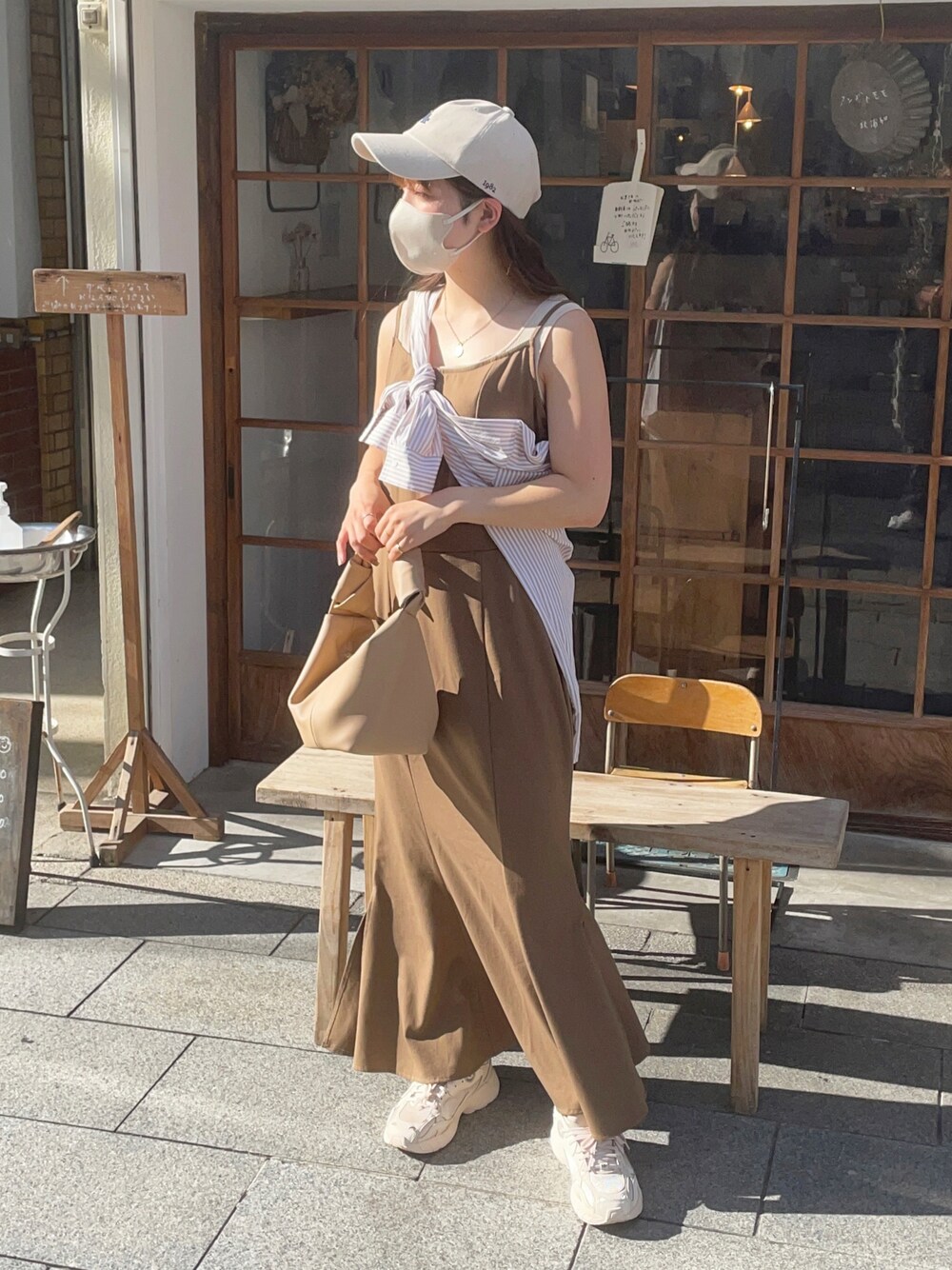 「オトナカジュアル、秋先取りコーデ、秋カラー、きれいめコーディネート、休日コーデ、淡色コーデ、キャミワンピ、ストライプシャツ、きれいめカジュアル、マーメイドスカート、スニーカーコーデ、キャップ、ブラウン、プチプラ」｜「DHOLICのアイテム（キャップ、ベージュ系）」を使った、sayaさん（レディース・156cm）の秋コーディネートの1枚目の写真