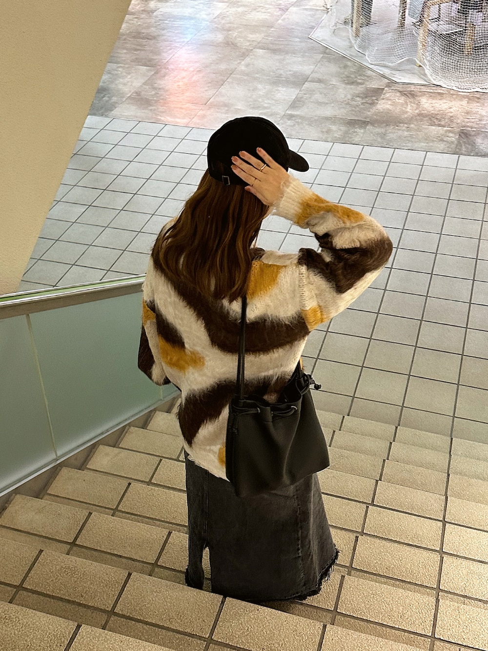 「オトナカジュアル、シンプルスタイル、ゆるコーデ、冬のコーデ、デニム、デニムスカート、キャップ、スニーカーコーデ、ニット、オーバーサイズ、秋服コーデ、ストリートコーデ、プチプラ、カジュアルコーデ」｜「Championの【Champion】別注カレッジロゴキャップ/261028（キャップ、ブラック系）」を使った、sayaさん（レディース・156cm）の秋コーディネートの1枚目の写真