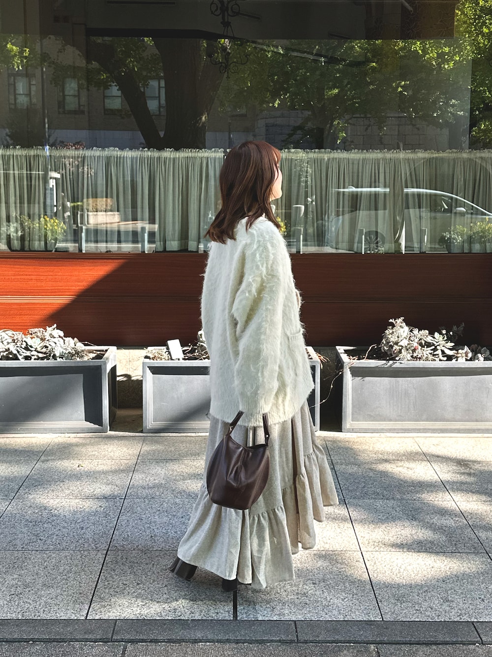 「ファッションを楽しもう、WEARyouthコーデ、今日のコスメと服、ツイード、カーディガン、ニット、ブーツ、ショートブーツ、ハンドバッグ、淡色コーデ、ワントーンコーデ、フレアスカート、大人かわいい、おでかけコーデ、秋冬コーデ」｜「Heatherのカラーシャギーカーディガン　171784（カーディガン/ボレロ、ホワイト系）」を使った、sayaさん（骨格ストレート・レディース・156cm）の秋コーディネートの1枚目の写真