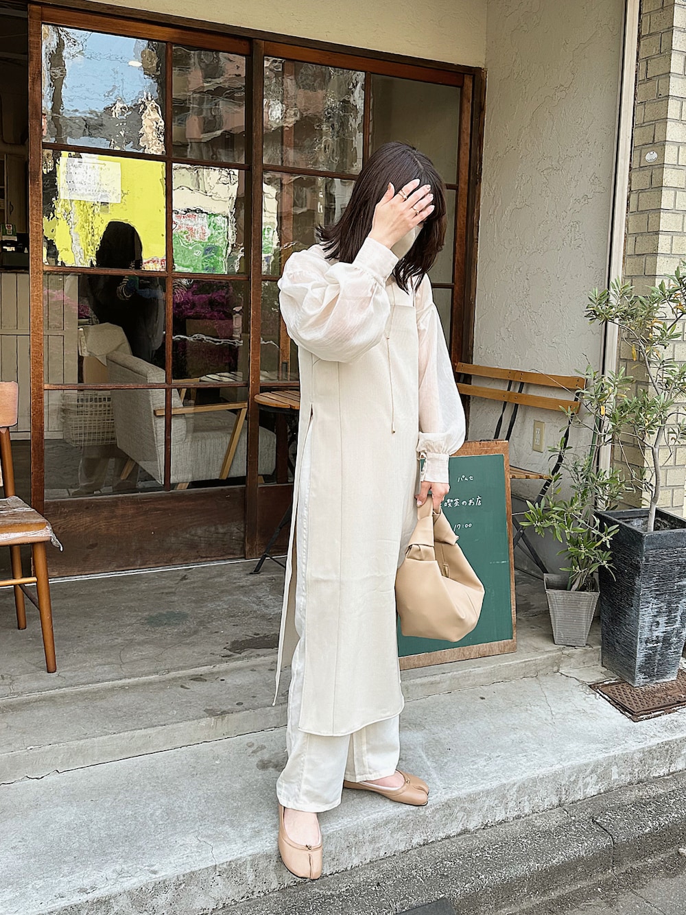 「シンプルコーデ、大人コーデ、キャミワンピ、キレイめコーデ、ワントーンコーデ、シア―ブラウス、シアートップス、ブラウス、ワンピース、レイヤードスタイル、サテンパンツ、足袋バレエ、淡色コーデ、アイボリー」｜「LOWRYS FARMのスタンドシアーブラウスＬＳ　932279（シャツ/ブラウス、ベージュ系）」を使った、sayaさん（骨格ストレート・レディース・156cm）の春コーディネートの1枚目の写真