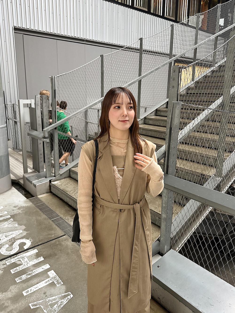 「最近のいい感じコーデ、秋冬コーデ、大人コーデ、オトナカワイイ、キレイめ、秋のコーデ、ジレ、ベスト、キャミワンピ、シアートップス、レイヤードスタイル、ビスチェ、ワントーンコーデ、骨格ストレート、セットアップ」｜「reveのアイテム（ベスト、ベージュ系）」を使った、sayaさん（レディース・156cm）の冬コーディネートの1枚目の写真