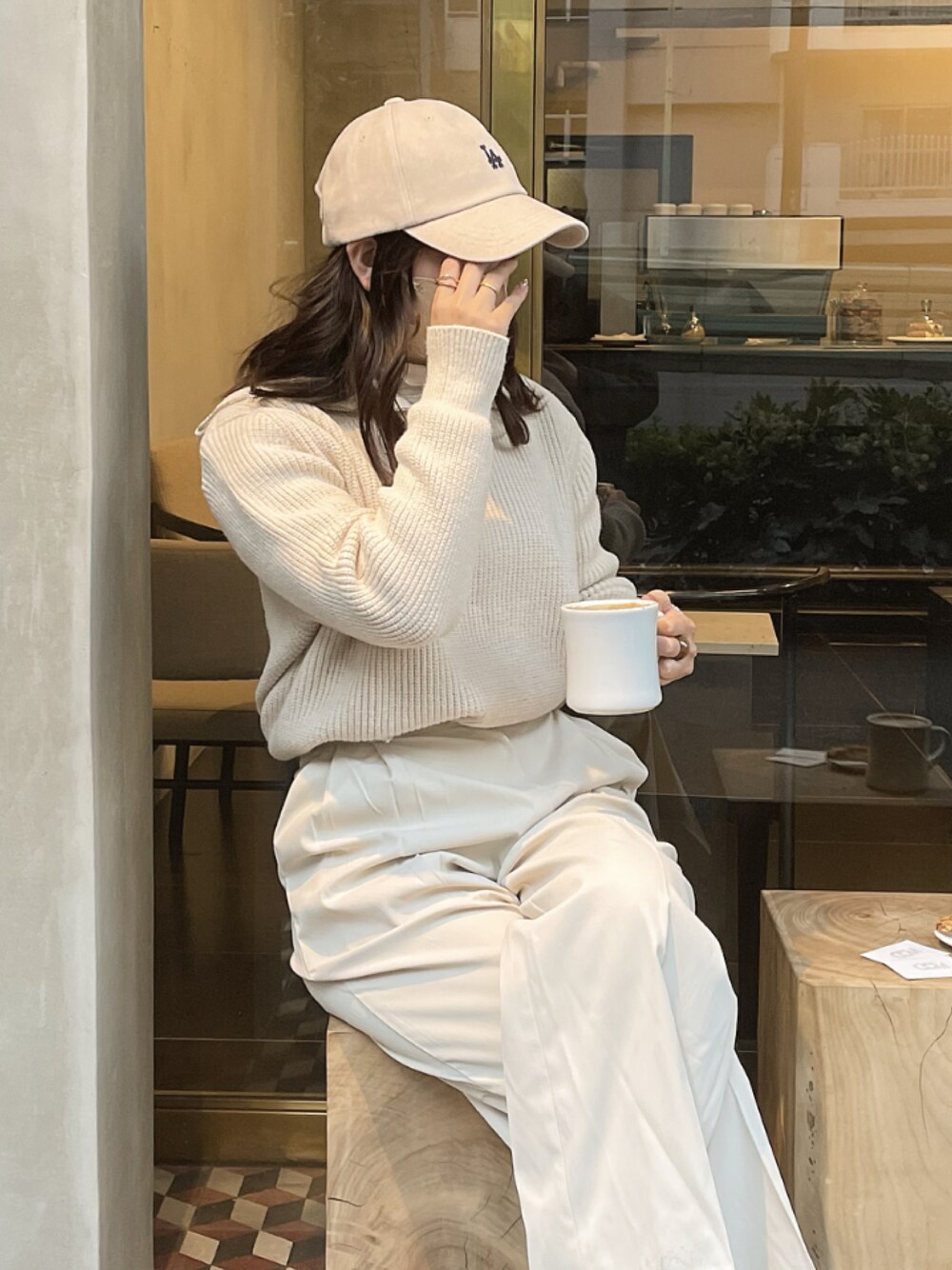 「大人カジュアル、カジュアル、ニットコーデ、シンプル、休日スタイル、ワントーンコーデ、ベージュ、消えそうな色コーデ、キャップ、ジップアップニット、スラックス、淡色コーデ、カフェ、韓国ファッション、韓国ブランド」｜「DHOLICのアイテム（キャップ、ベージュ系）」を使った、sayaさん（レディース・156cm）の冬コーディネートの1枚目の写真