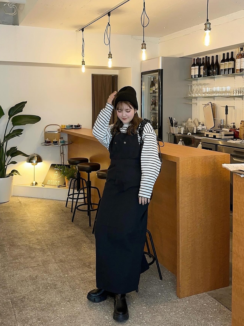 「冬を彩る色いろコーデ、ブラック、モノトーン、ストリート、ニット帽、ビーニー、ロンT、Tシャツ、ジャンパースカート、サロペット、カジュアルスタイル、シンプルスタイル、ブーツ、ワンピース」｜「LOWRYS FARMのオリカエシニットワッチ  991925（ニットキャップ/ビーニー、ブラック系）」を使った、sayaさん（骨格ストレート・レディース・156cm）の冬コーディネートの1枚目の写真