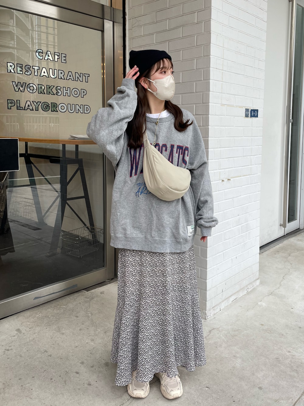 「春服、楽チンコーデ、シンプルコーデ、オトナカジュアル、レイヤードスタイル、プチプラコーデ、モノトーン、ゆるコーデ、春先取り、スウェット、花柄、スニーカー、ビーニー、ショルダーバッグ、スカート」｜「3coinsのアイテム（ニットキャップ/ビーニー、ブラック系）」を使った、sayaさん（骨格ストレート・レディース・156cm）の冬コーディネートの1枚目の写真