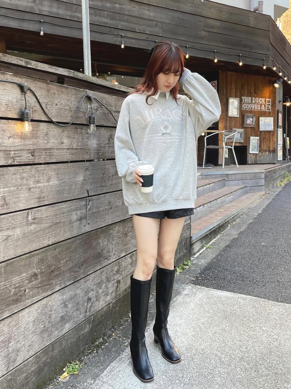 「秋冬コーデ、オトナ女子、大人カジュアル、スウェット、スウェットコーデ、スウェット×シャツ、ロングブーツ、ゆるコーデ、カジュアルコーデ、高身長女子、one way、ワンウェイ、NOMAE」｜「NOMAEの襟付きエンブレムスウェット（スウェット、グレー系）」を使った、kyokaさん（レディース・167cm）の冬コーディネートの1枚目の写真