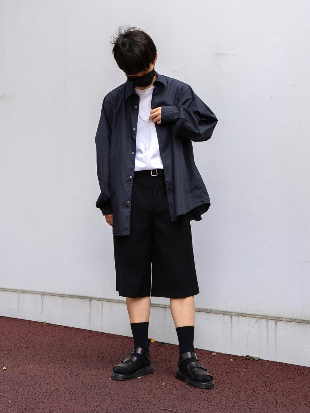 「シンプルコーデ、オーバーサイズ、ハーフパンツ、夏コーデ、サンダル、シャツスタイル、グラフペーパー、モノトーン、キレイめ、ootd、低身長、韓国ファッション、たすき掛け、Tシャツコーデ、オトナカジュアル」｜「Dr. MartensのDr.Martens /ドクターマーチン GRYPHON STRAP SANDAL/グリフォン レザーストラップサンダル（サンダル、ブラック系）」を使った、ましろ@放射線技師さん（メンズ・175cm）の夏コーディネートの1枚目の写真