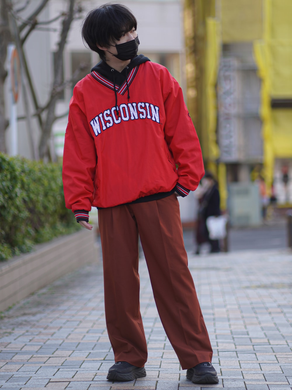 「おしゃれさんと繋がりたい、春コーデ、春、HARE、スニーカー、スラックス、ワントーンコーデ、古着、パーカー、レイヤードスタイル、ootd、大人カジュアル、ゆるコーデ、オーバーサイズ、赤」｜「HAREのアイテム（パンツ、オレンジ系）」を使った、ましろ@放射線技師さん（メンズ・175cm）の冬コーディネートの1枚目の写真