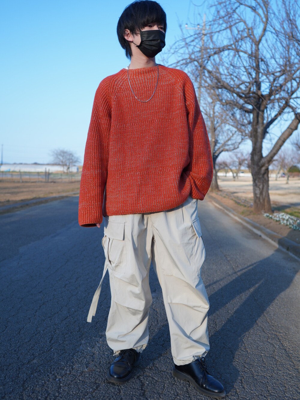 「チョコ色に染まれ、白パンツ、ドクターマーチン、オレンジ、URU、カーゴパンツ、大人カジュアル、ootd、ビッグシルエット、休日スタイル、シンプル、ミリタリー、きれいめカジュアル、オーバーサイズ、私の推しブランド」｜「OPENINGACTのアイテム（パンツ、ホワイト系）」を使った、ましろ@放射線技師さん（メンズ・175cm）の冬コーディネートの1枚目の写真