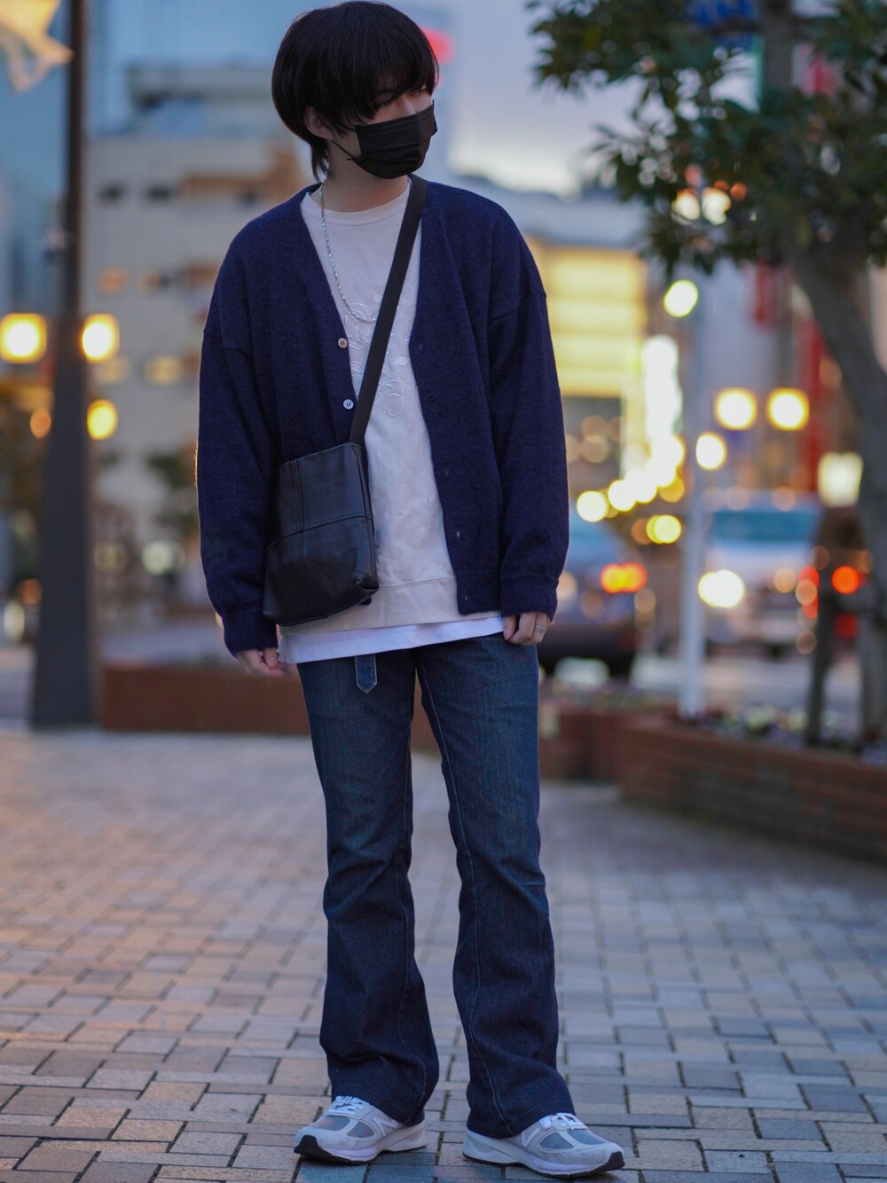 「春コーデ、デニム、フレアパンツ、カーディガン、スニーカー、HARE、オトナカジュアル、ootd、キレイめ、シンプルコーデ、オーバーサイズ、きれいめカジュアル、スニーカーコーデ、韓国ファッション、VICTIM」｜「Yves Saint Laurentのアイテム（デニムパンツ、ブルー系）」を使った、ましろ@放射線技師さん（メンズ・175cm）の春コーディネートの1枚目の写真