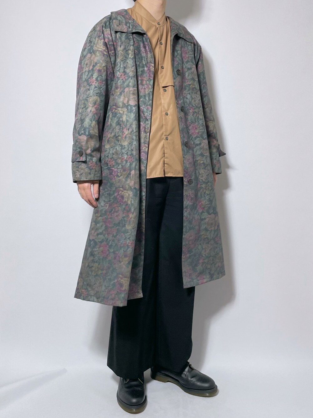 ブラック系のドレスシューズ、ブラック系のスラックス、その他のステンカラーコートを着用したメンズの秋コーディネートの1枚目の写真