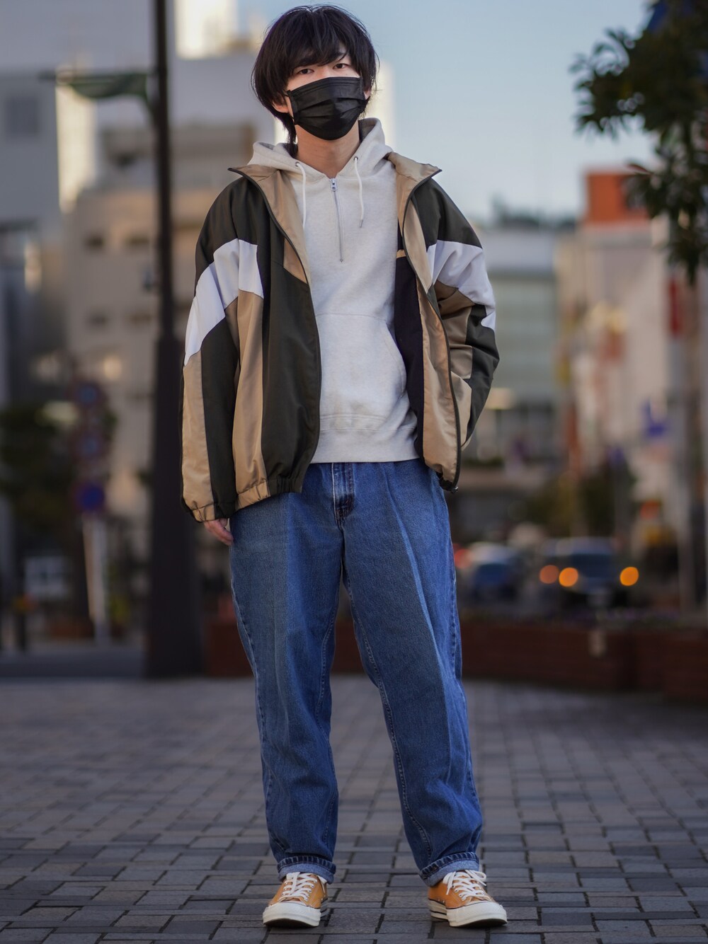 「大人カジュアル、シンプル、古着、春、デニム、スニーカー、春コーデ、ビッグシルエット、パーカー、ナイロンジャケット、レイヤード、ootd、リラックススタイル、ベージュ、休日スタイル」｜「Levi'sのアイテム（デニムパンツ、ブルー系）」を使った、ましろ@放射線技師さん（メンズ・175cm）の春コーディネートの1枚目の写真