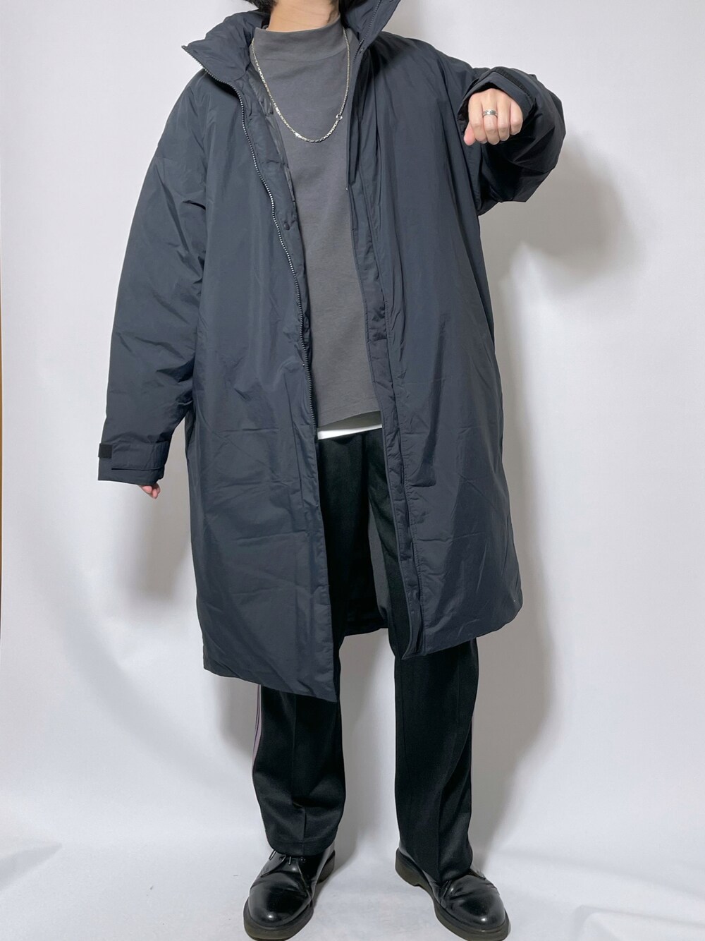 「クリスマスに着たい服、冬、オトナカジュアル、ootd、レイヤードスタイル、きれいめカジュアル、モノトーン、モード、シンプル、大人コーデ、秋冬コーデ、おしゃれさんと繋がりたい、ドクターマーチン、無印良品、オーバーサイズ」｜「Needlesのアイテム（パンツ、ブラック系）」を使った、ましろ@放射線技師さん（メンズ・175cm）の冬コーディネートの1枚目の写真