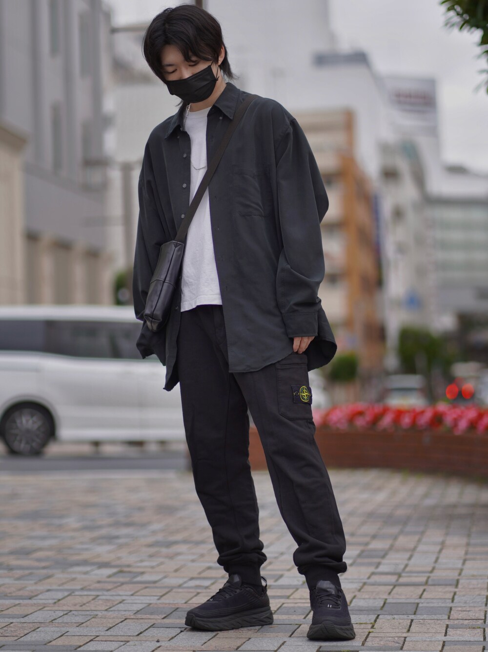 「休日スタイル、大人カジュアル、オールブラック、スウエットパンツ、春夏コーデ、オーバーサイズ、ootd、スニーカー、シャツスタイル、きれいめカジュアル、韓国ファッション、古着コーデ、シンプル、カジュアル、リラックススタイル」｜「STONE ISLANDのSTONE ISLAND / ストーンアイランド：COTTON FLLECE SWEAT PANTS：721564551[MUS]（その他パンツ、ブラック系）」を使った、ましろ@放射線技師さん（メンズ・175cm）の夏コーディネートの1枚目の写真