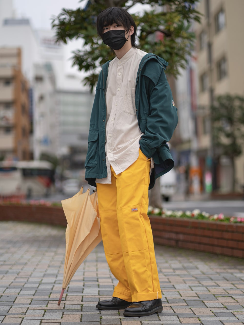 「burberry、春コーデ、革靴、カラーパンツ、大人カジュアル、シンプルコーデ、雨の日コーデ、春、古着、ootd、プチプラ、カジュアルコーデ、大学生、ビッグシルエット、休日スタイル」｜「Dr. MartensのDr.Martens ドクターマーチン 1461 DMS 84 GIBSON SHOE 10078001 15SP BLACK SMOOTH（ブーツ、ブラック系）」を使った、ましろ@放射線技師さん（メンズ・175cm）の春コーディネートの1枚目の写真