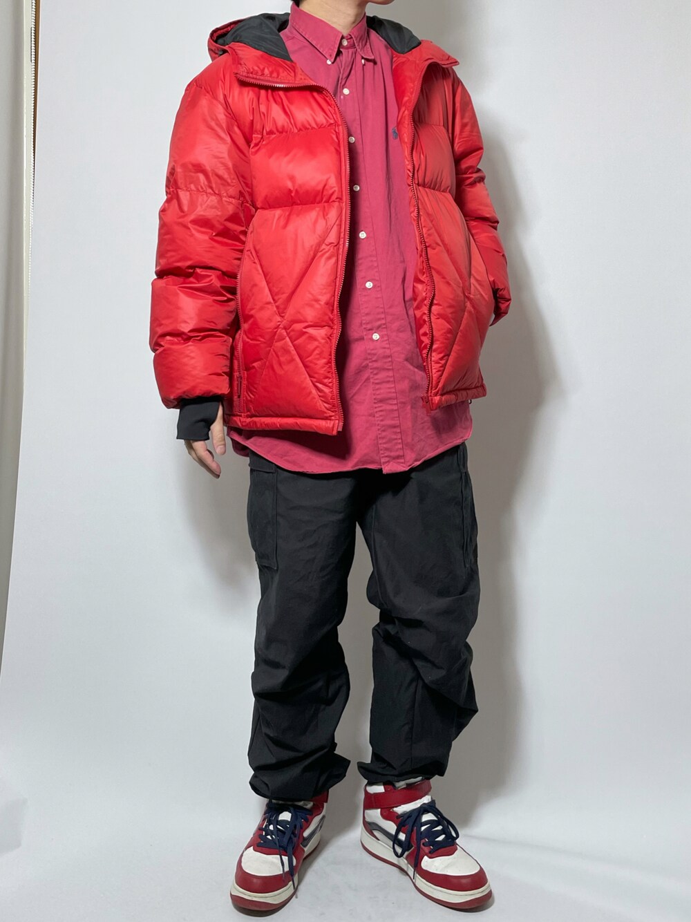 「スニーカー、カジュアル、ダウン、赤、GU、カーゴパンツ、プチプラ、大人コーデ、古着MIX、きれいめカジュアル、ootd、シャツスタイル、カジュアルコーデ、ストリートコーデ、冬アウター」｜「オープニングアクトのアイテム（カーゴパンツ、ブラック系）」を使った、ましろ@放射線技師さん（メンズ・175cm）の冬コーディネートの1枚目の写真