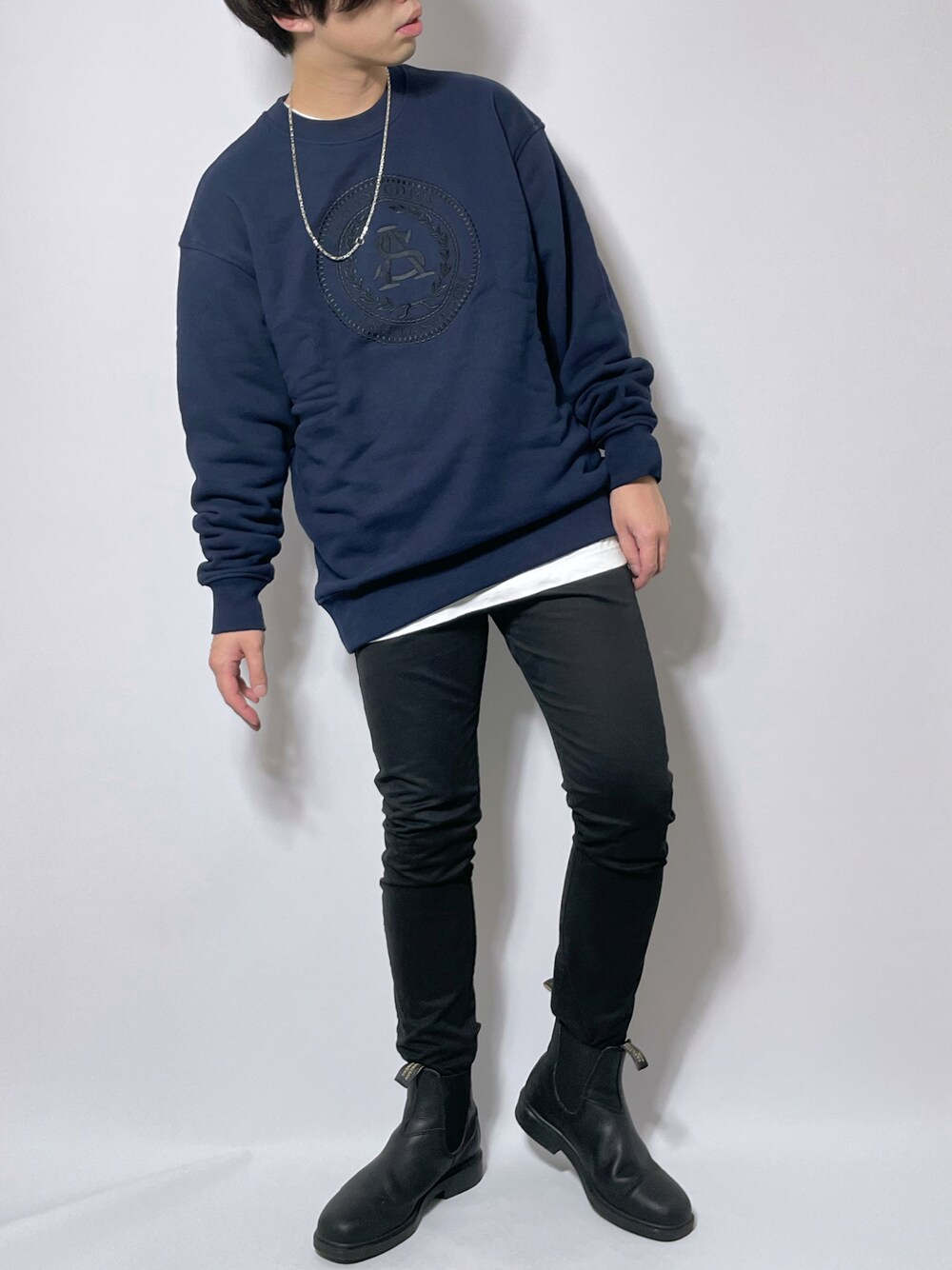 「シンプルコーデ、スウェット、秋コーデ、大人コーデ、スキニーデニム、ブーツ、お洒落さんとつながりたい、ootd、古着MIX、レイヤードスタイル、プチプラ、ネイビー、今日のコーデ、オーバーサイズ、カジュアル」｜「LIDNMのLIDNM/リドム/isko ハイストレッチスキニー（その他パンツ、ブラック系）」を使った、ましろ@放射線技師さん（メンズ・175cm）の秋コーディネートの1枚目の写真
