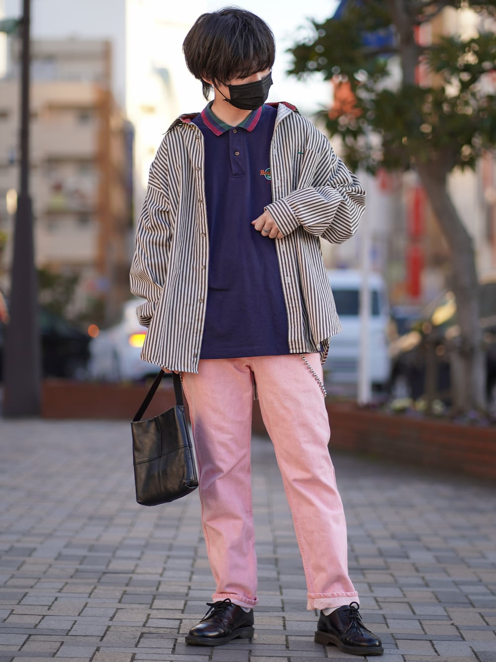 「春服みてみて、シンプルコーデ、オトナカジュアル、韓国ファッション、ポロシャツ、レザー、ピンクパンツ、シャツスタイル、ootd、春カラー、おしゃれさんと繋がりたい、きれいめカジュアル、オーバーサイズ、春コーデ、URU」｜「URUのアイテム（パンツ、ピンク系）」を使った、ましろ@放射線技師さん（メンズ・175cm）の春コーディネートの1枚目の写真