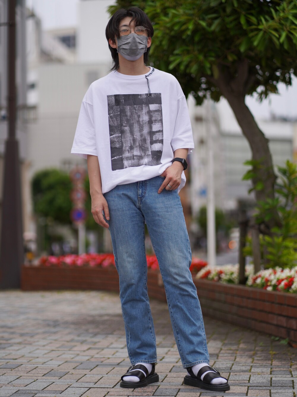 「シンプルコーデ、春夏コーデ、デニム、サンダル、サングラス、お洒落さんとつながりたい、ootd、大人カジュアル、プチプラコーデ、爽やかコーデ、カジュアル、Tシャツ、オーバーサイズ、タックイン、きれいめカジュアル」｜「ZOZOのストレートデニムパンツ［MEN］（デニムパンツ、ブルー系）」を使った、ましろ@放射線技師さん（メンズ・175cm）の夏コーディネートの1枚目の写真