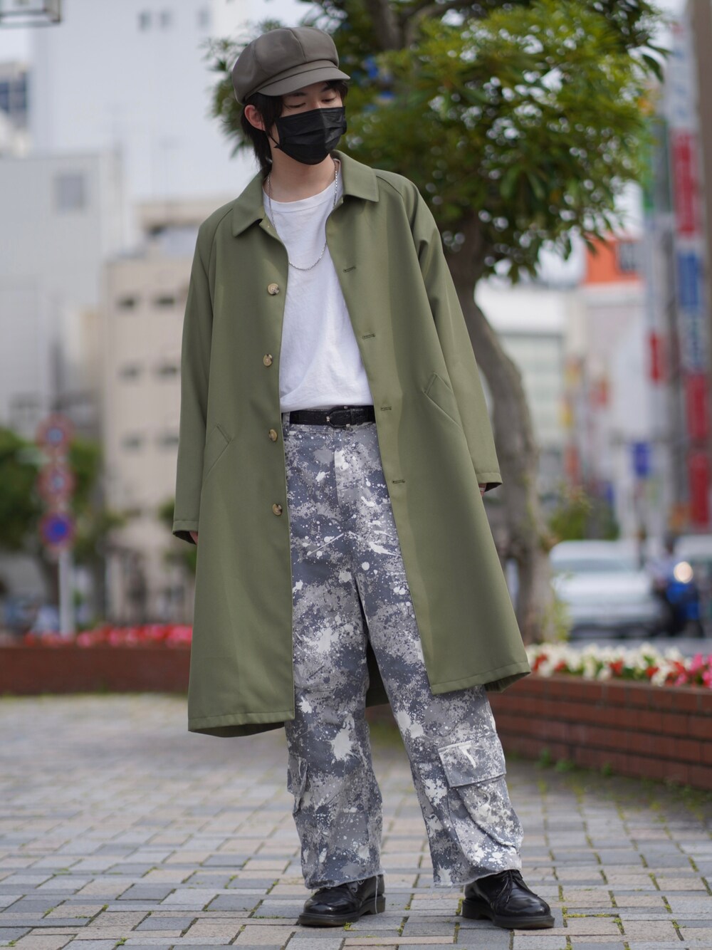 「プチプラ、ごきげんウィーク、帽子、大人カジュアル、ステンカラーコート、シンプルコーデ、カーゴパンツ、ドクターマーチン、タックイン、オーバーサイズ、春夏コーデ、カジュアルコーデ、カーキ、春コーデ、kutir」｜「NEONSIGNのアイテム（カーゴパンツ、ホワイト系）」を使った、ましろ@放射線技師さん（メンズ・175cm）の春コーディネートの1枚目の写真