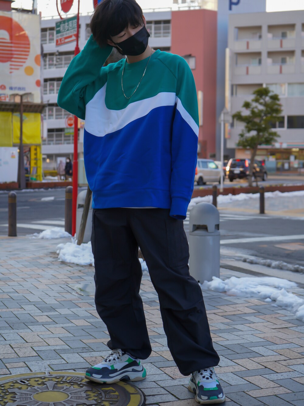 「休日コーデ、ストリート、ミリタリー、オーバーサイズ、カジュアル、カーゴパンツ、NIKE、ootd、グリーン、スニーカー、春コーデ、韓国ファッション、アースカラー、ゆるコーデ、オトナカジュアル」｜「オープニングアクトのアイテム（カーゴパンツ、ブラック系）」を使った、ましろ@放射線技師さん（メンズ・175cm）の冬コーディネートの1枚目の写真