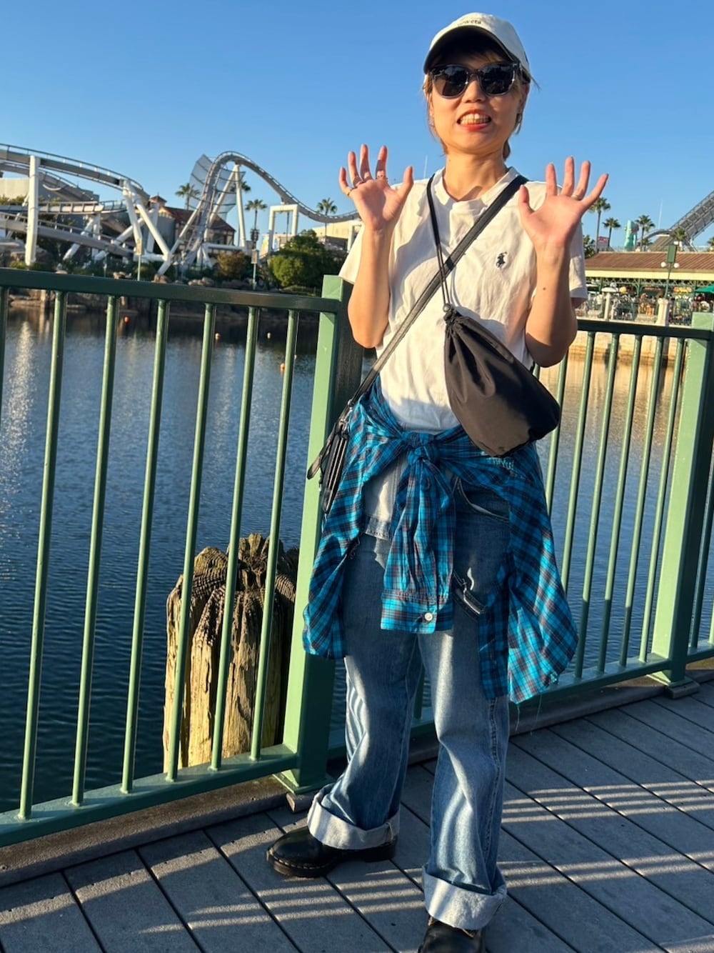 「秋、USJ、キャップ、サングラス、チェックシャツ、オーバーオール」｜「Levi'sのアイテム（サロペット/オーバーオール、その他）」を使った、askaaaさん（レディース・155cm）の春コーディネートの1枚目の写真