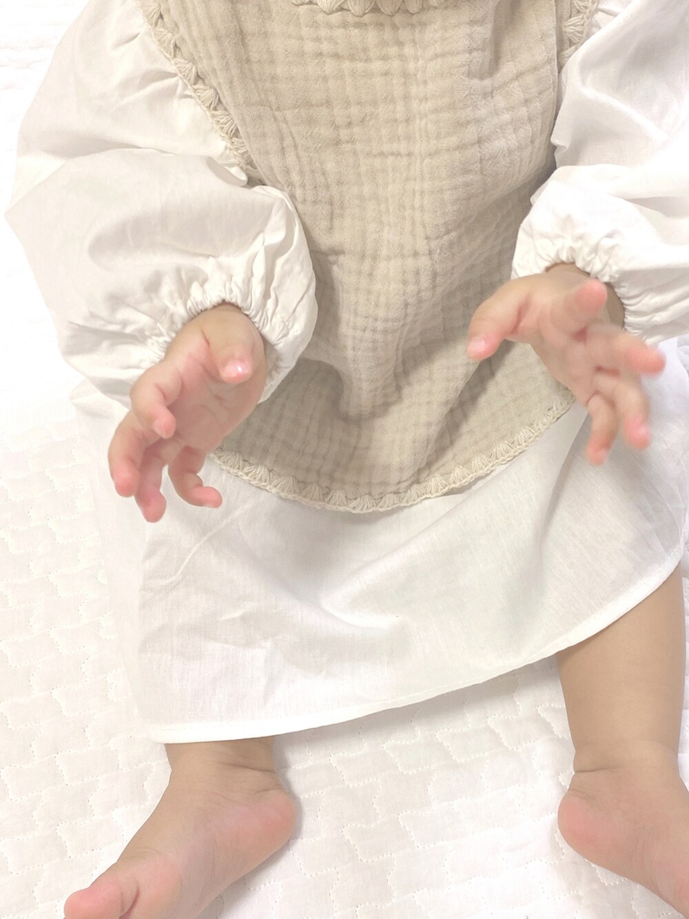 「シンプル、プチプラ、韓国子供服、ootd、プチプラコーデ、西松屋」｜「韓国こども服のアイテム（ベスト、ベージュ系）」を使った、0rinさん（キッズ・70cm）の秋コーディネートの1枚目の写真