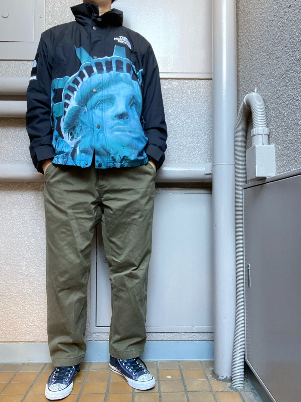 Supreme のアイテムを使った「自由の女神」の人気ファッション 