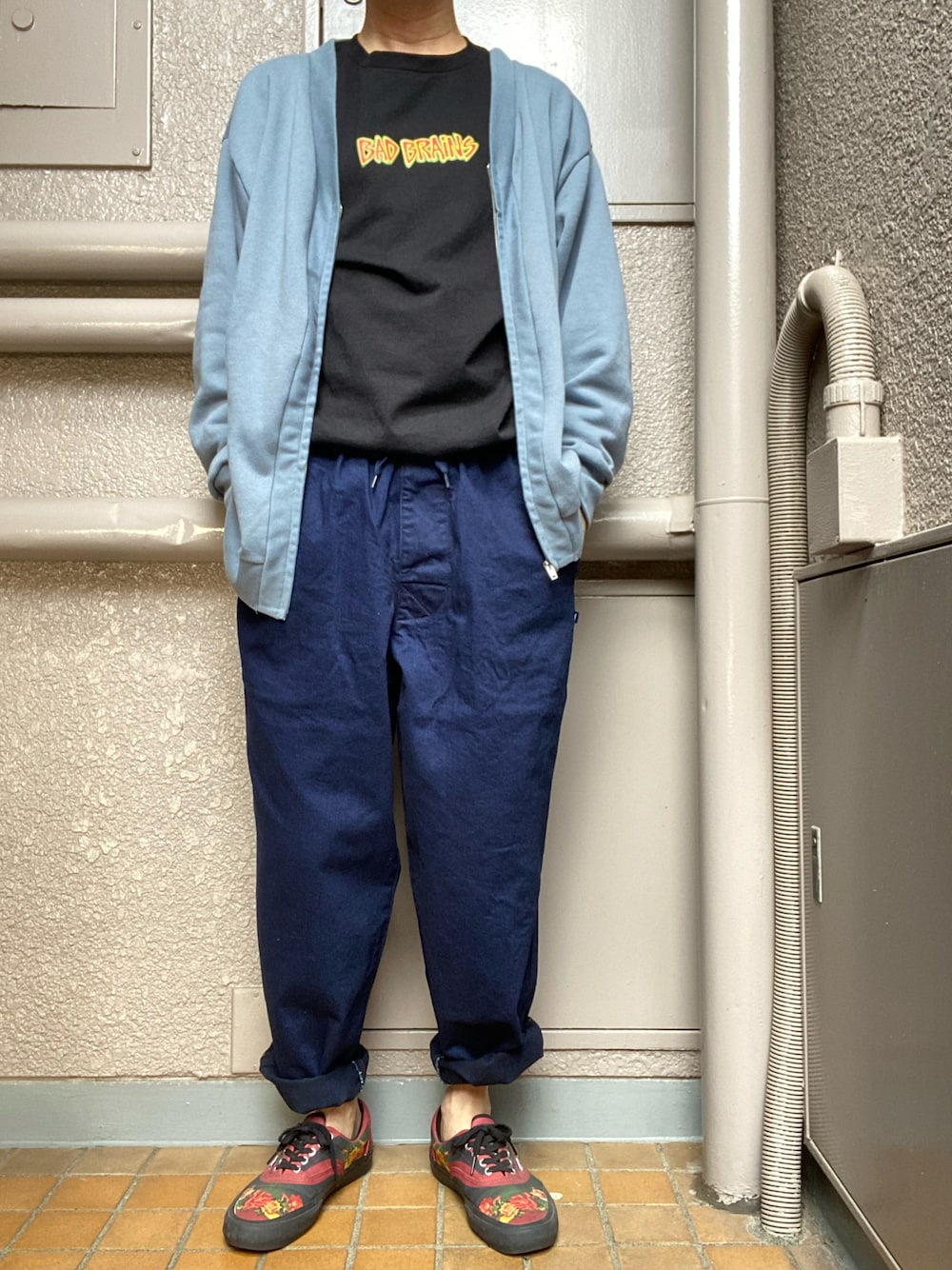 レッド系のスニーカー、ブルー系のデニムパンツ、ブルー系のカーディガン/ボレロを着用したメンズの春コーディネートの1枚目の写真