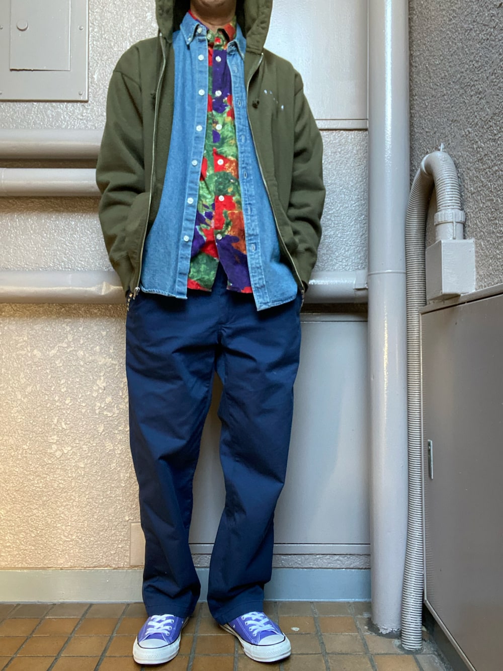 Supreme のパーカーを使った「デニムシャツ」の人気ファッション