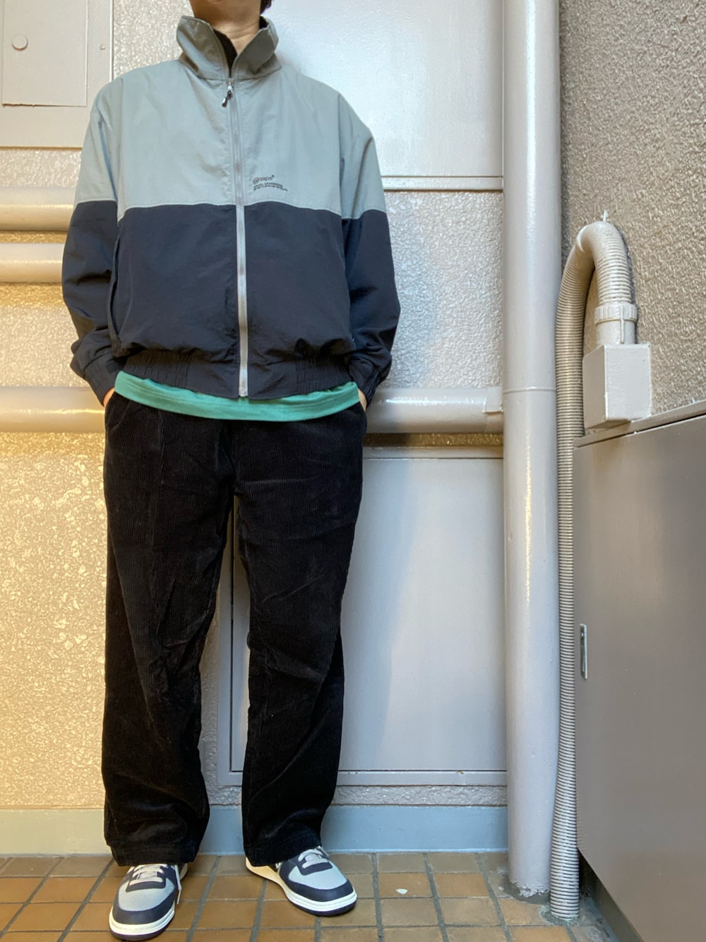 「wtaps、supreme、トラックジャケット、バイカラー、ロンT、コーデュロイパンツ、NIKE、ターミネーター、ナイロンジャケット」｜「WTAPSのアイテム（ナイロンジャケット、グレー系）」を使った、Uskさん（メンズ・175cm）の秋コーディネートの1枚目の写真