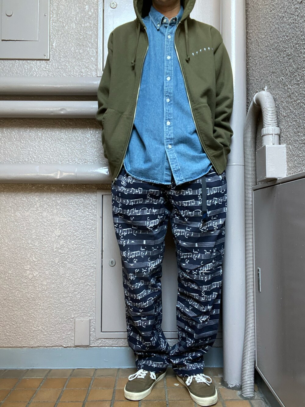 Supreme のパーカーを使った「デニムシャツ」の人気ファッション