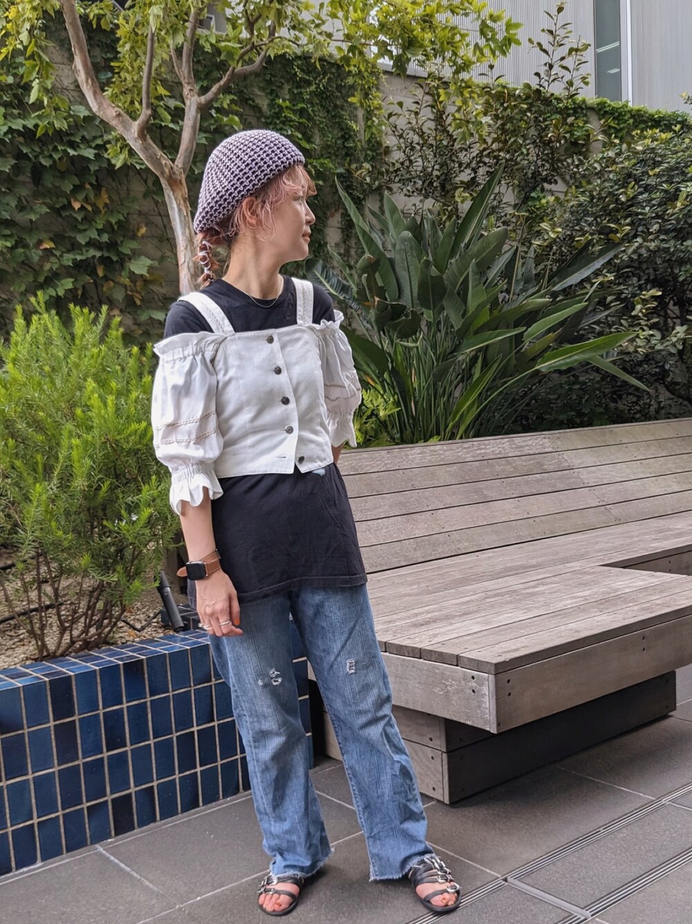 ブラック系のサンダル、パープル系のハンチング/ベレー帽を着用したレディースの秋コーディネートの1枚目の写真