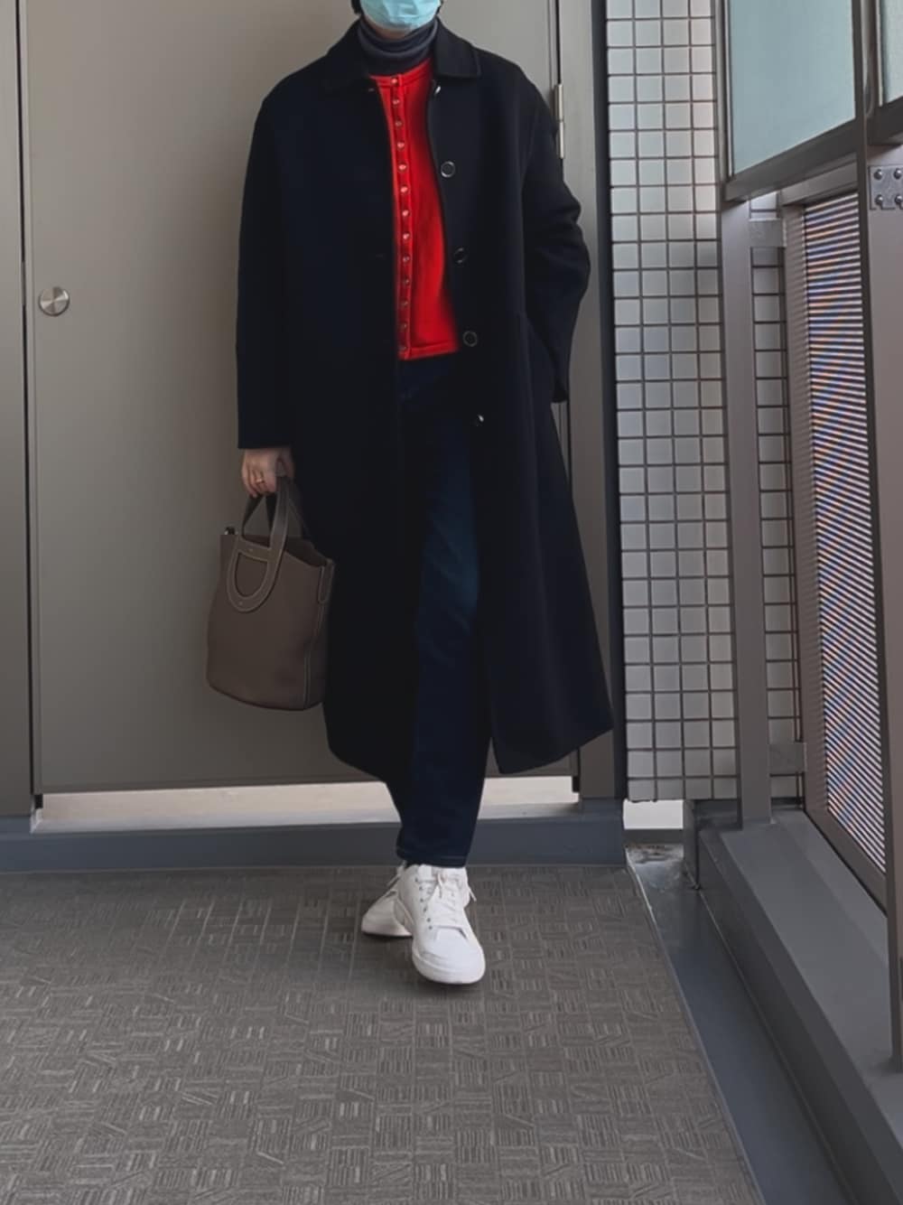 「agnes b.のM001 CARDIGAN カーディガンプレッション（カーディガン/ボレロ、レッド系）」を使った、BOWさん（レディース・169cm）の冬コーディネートの1枚目の写真