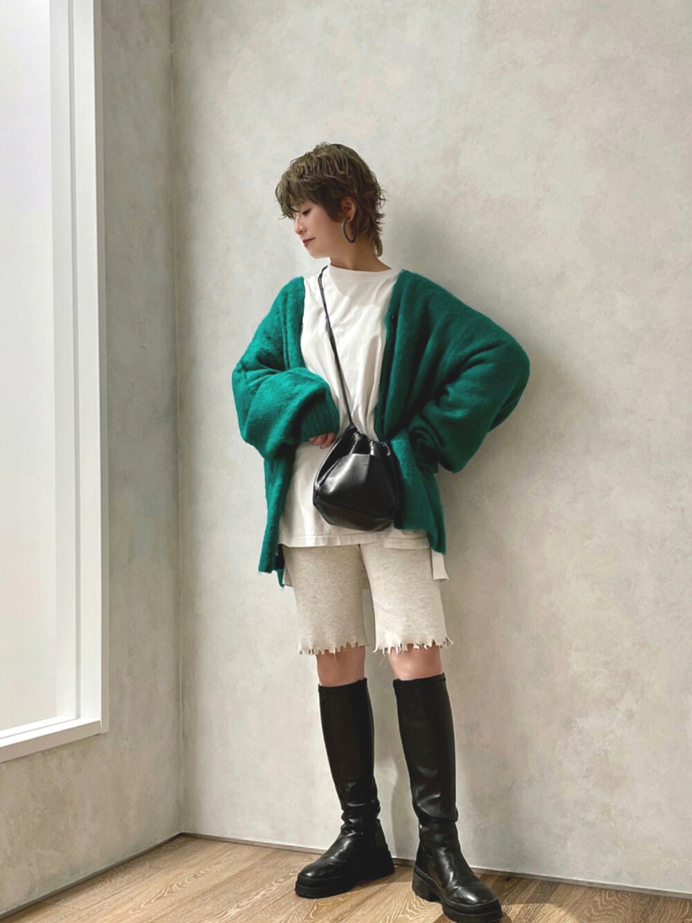 ブラック系のブーツ、ベージュ系のその他パンツ、ホワイト系のショルダーバッグを着用したレディースの秋コーディネートの1枚目の写真