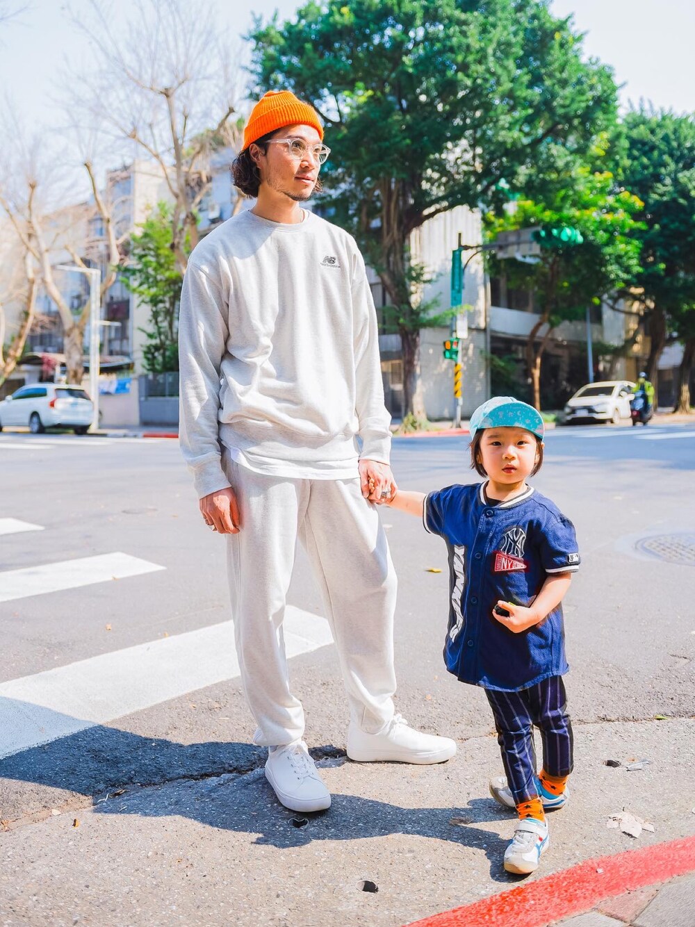 「Chainloop、New Balance、Onitsuka Tiger、親子コーデ、90's、圈入、圈入準」｜「NEW BALANCEのアイテム（スウェット、グレー系）」を使った、林育準🇹🇼さん（メンズ・180cm）の春コーディネートの1枚目の写真
