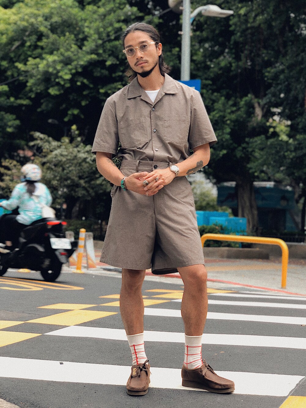 「秋コーデ、圈入、圈入準、clarks、Chainloop、台灣」｜「ClarksのPiltonWallabee / ピルトンワラビー (ブラウンヌバック)（モカシン/デッキシューズ、ブラウン系）」を使った、林育準🇹🇼さん（メンズ・180cm）の秋コーディネートの1枚目の写真