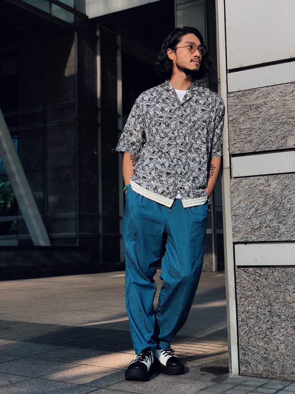 「summer、ZUCCa、zucca、Chainloop、Tokyo bopper、圈入、圈入準、OLIVER PEOPLES」｜「ZUCCaのLIBERTY PRINT/シャツ（シャツ/ブラウス、グレー系）」を使った、林育準🇹🇼さん（メンズ・180cm）の夏コーディネートの1枚目の写真