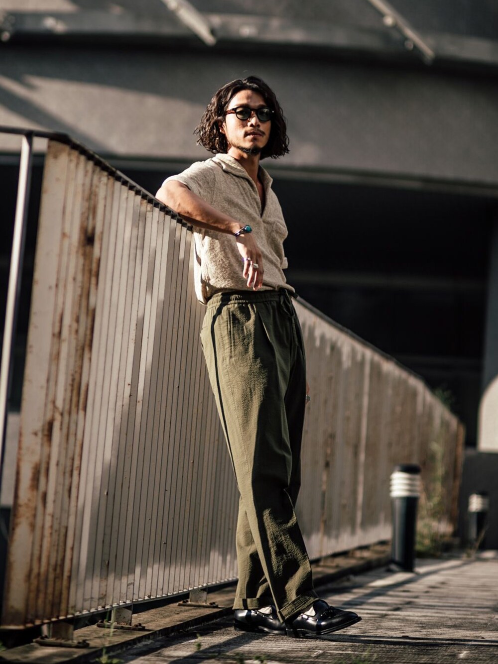 「秋のコーデ、大人カジュアル、台湾、Chainloop、Spektre Sunglasses Asia、ALDEN、Taiwan、圈入、圈入準」｜「ALDENのアイテム（ローファー、ブラック系）」を使った、林育準🇹🇼さん（メンズ・180cm）の秋コーディネートの1枚目の写真