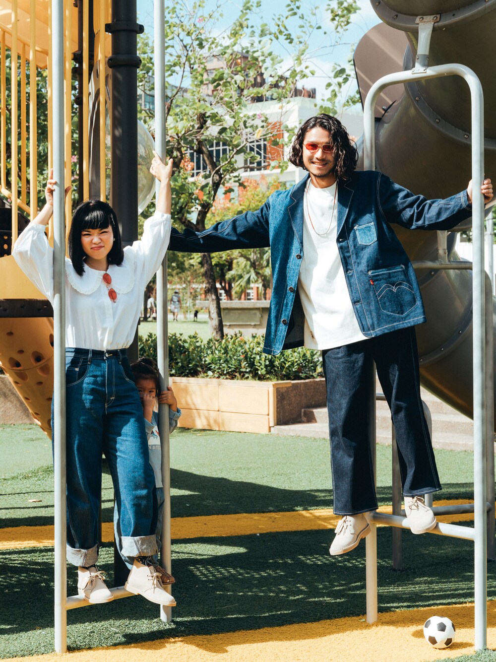 「Levi's、LEVI'S RED、秋のコーデ、デニム、リーバイス、Chainloop、圈入、圈入準」｜「Levi'sのLevi's(R) RED DENIM SACK COAT KYANITE（デニムジャケット、ブルー系）」を使った、林育準🇹🇼さん（メンズ・180cm）の秋コーディネートの1枚目の写真