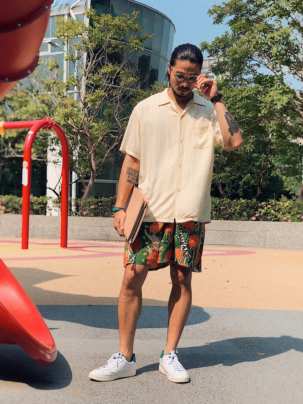 「summer、BEAMS、SUNSURF、K-SWISS、Hender Scheme、Chainloop、圈入、圈入準」｜「BEAMSのアイテム（シャツ/ブラウス、イエロー系）」を使った、林育準🇹🇼さん（メンズ・180cm）の夏コーディネートの1枚目の写真