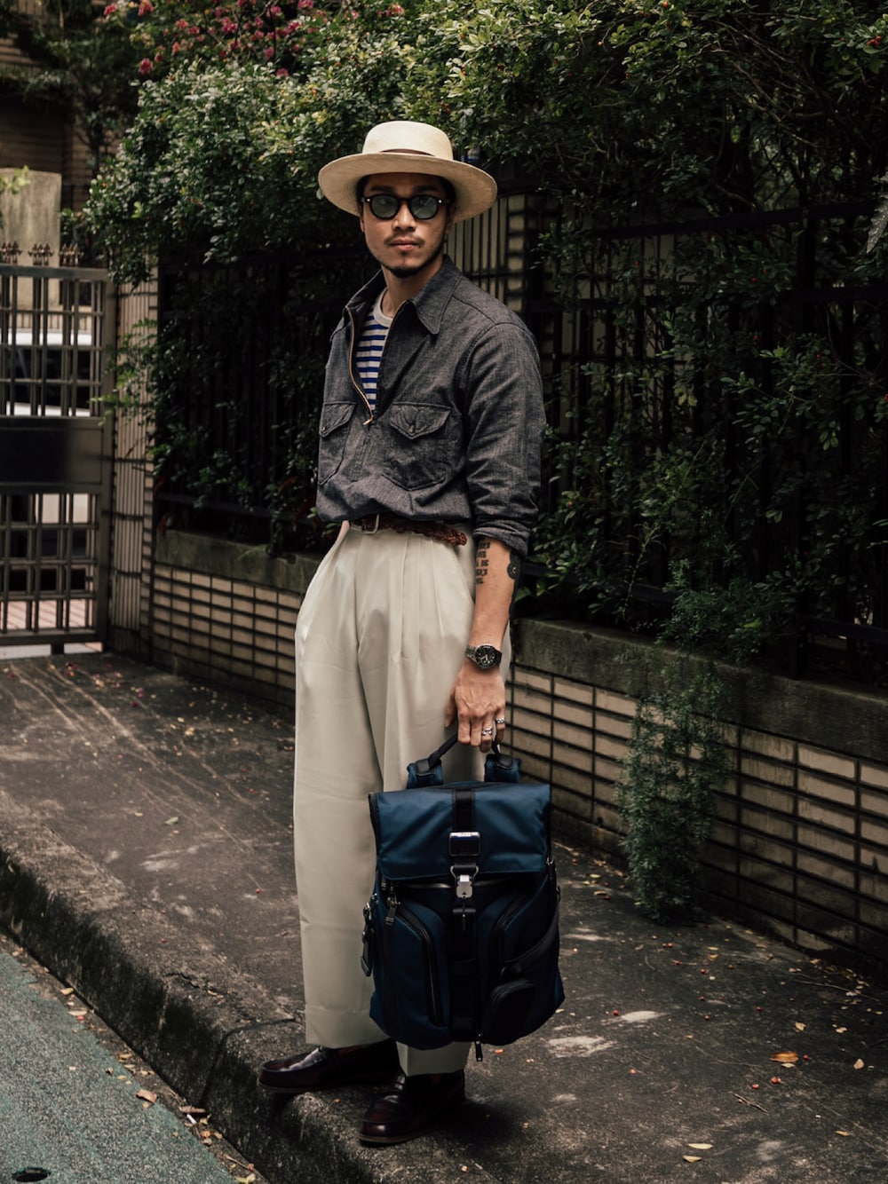 「TUMI(TUMI)、vintage、HARUTA、Chainloop、圈入、圈入準、春コーデ」｜「TUMIの「ロンドン」ロール・トップ・バックパック（バックパック/リュック、ブルー系）」を使った、林育準🇹🇼さん（メンズ・180cm）の春コーディネートの1枚目の写真