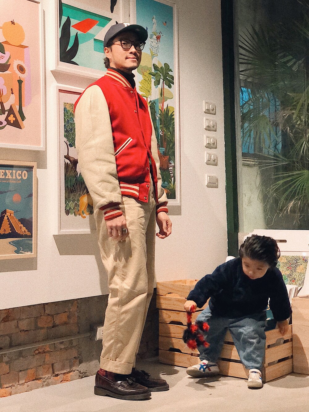 「preppy、VINTAGE、Dr.Martens、BEAMS、Chainloop、圈入、圈入準」｜「Dr. MartensのADRIAN ARCADIA（ローファー、ブラウン系）」を使った、林育準🇹🇼さん（メンズ・180cm）の冬コーディネートの1枚目の写真