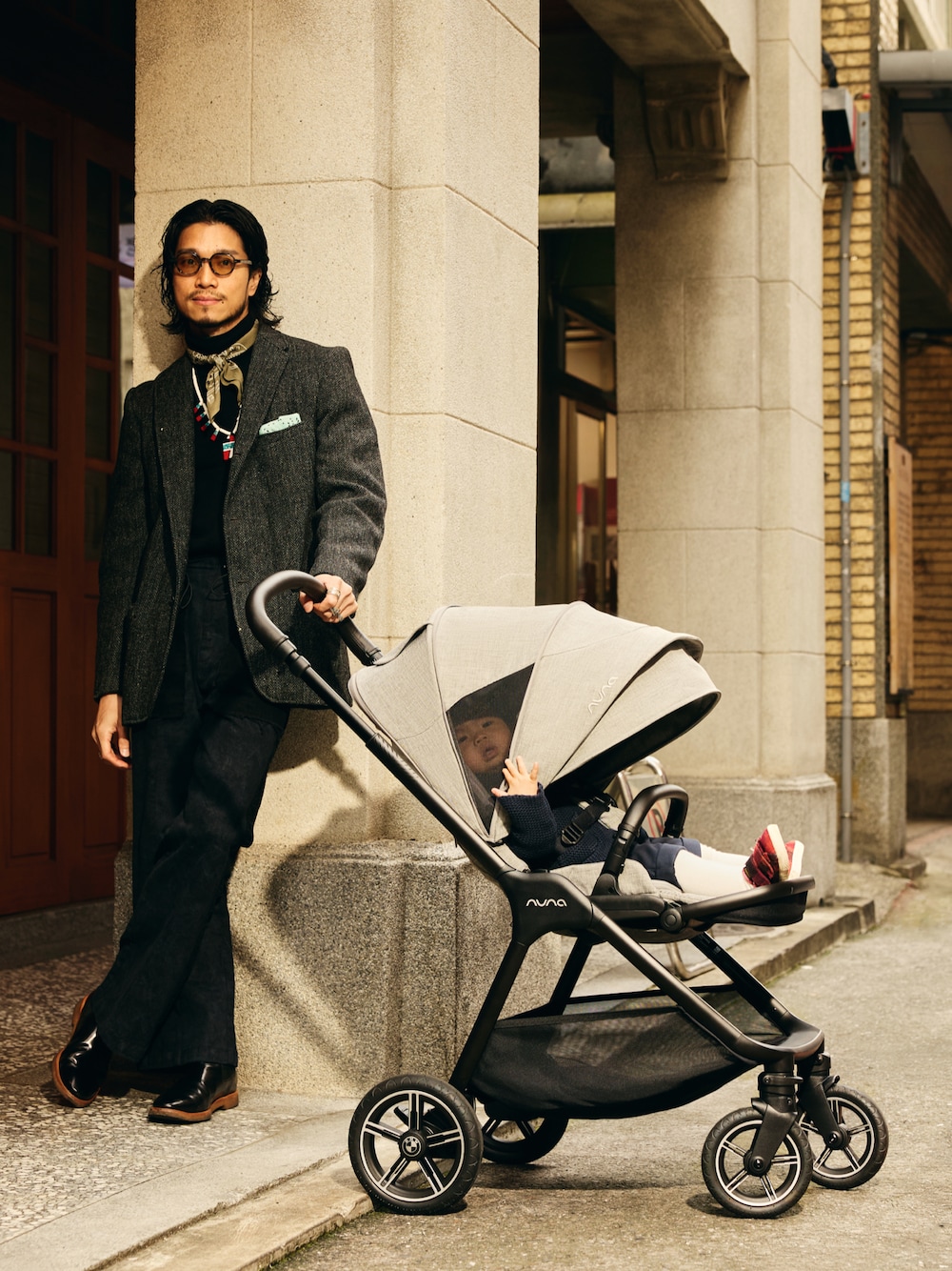 「HARRIS TWEEDのアイテム（テーラードジャケット、グレー系）」を使った、林育準🇹🇼さん（メンズ・180cm）の春コーディネートの1枚目の写真