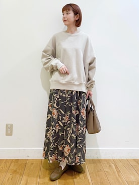「URBAN RESEARCH DOORS（アーバンリサーチドアーズ）のレーヨン大花柄スカート（スカート）」を使った、R i oさん（レディース・160cm）の秋コーディネート