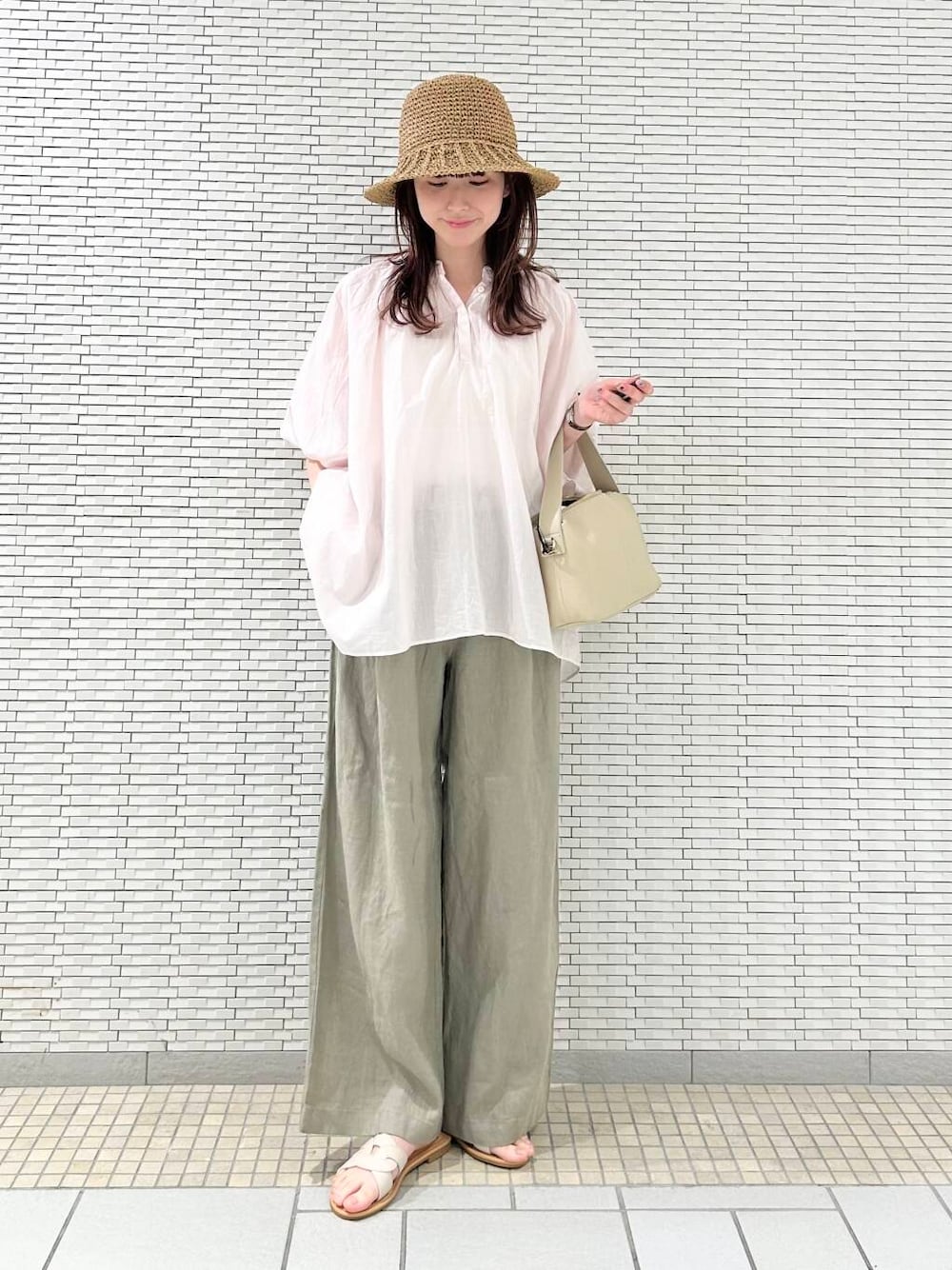 「urbanresearchdoors、イージーパンツ、ミニバッグ、サンダル、ブラウス、アーバンリサーチドアーズ、リネン、リネンパンツ、doors、20代、ブルベ夏、骨格ウェーブ、ウェーブ×ブルベ夏」｜「URBAN RESEARCH DOORSのカッティングサンダル（サンダル、ホワイト系）」を使った、R i oさん（レディース・160cm）の春コーディネートの1枚目の写真