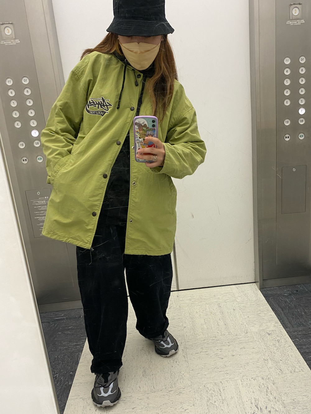 「春カラー、ビッグシルエット、カラーコーデ、ブラック、古着MIX、モノトーン、メンズライク、バケットハット、オーバーサイズ、stussy、ストリート」｜「STUSSYのアイテム（ナイロンジャケット、グリーン系）」を使った、海鼠高菜さん（レディース・158cm）の春コーディネートの1枚目の写真