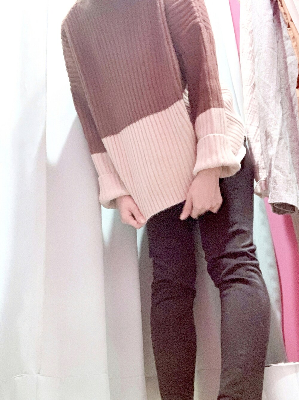 「カジュアル、スキニーパンツ、休日スタイル、バイカラーニット、スキニーデニム、プチプラコーデ、秋服、黒スキニー、デニムコーデ、高身長女子」｜「UNIQLOのハイライズスキニーアンクルジーンズ（ビューティーコンプレッション・丈標準68cm）（デニムパンツ、ブラック系）」を使った、みらいさん（レディース・163cm）の秋コーディネートの1枚目の写真