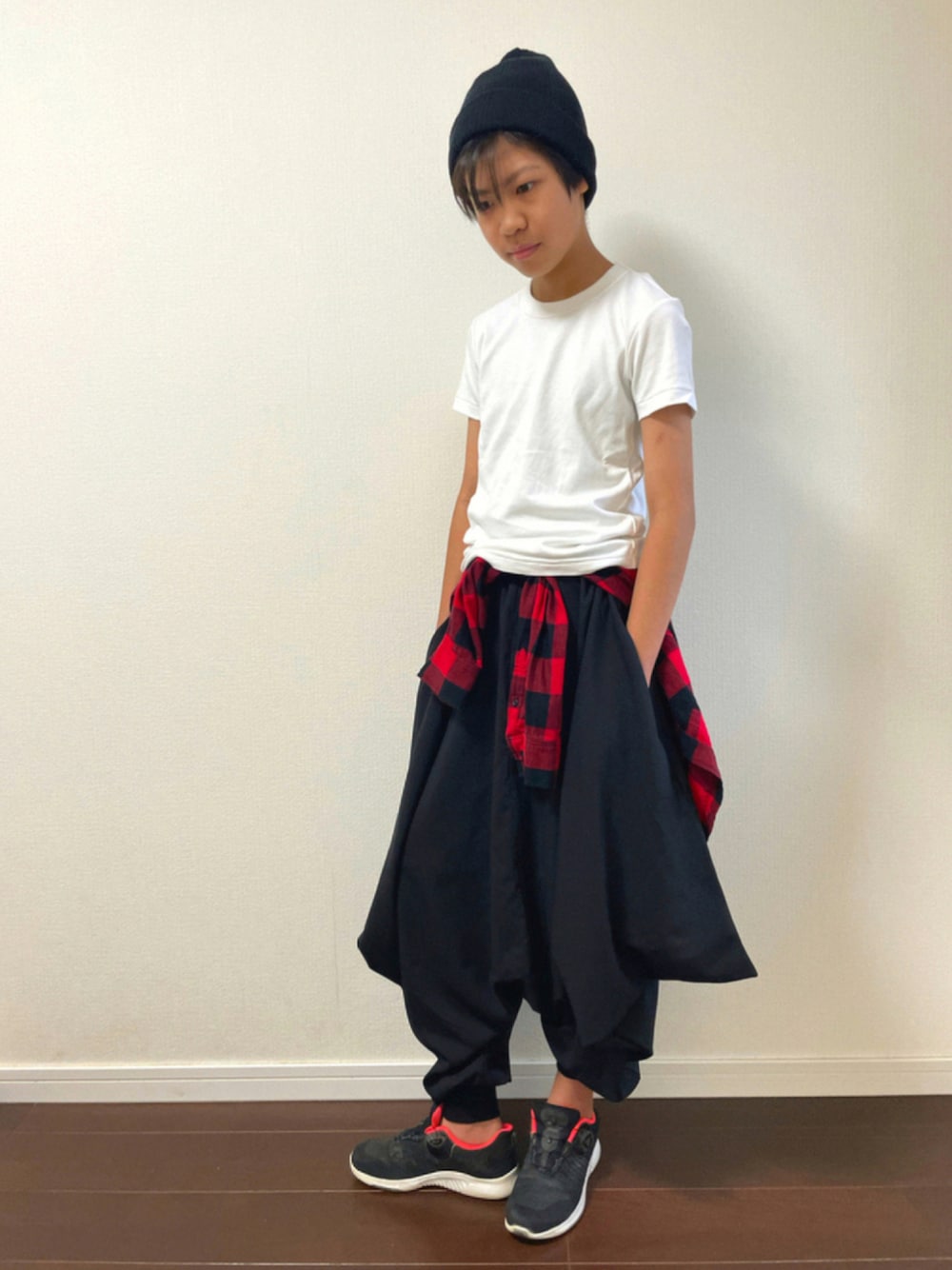 「ニット帽、Tシャツ、UNIQLO、サルエルパンツ、キッズコーデ、カジュアルコーデ、男の子コーデ、antiqua、キッズファッション、さしいろ赤、秋服準備はじめました、プチプラ」｜「UNIQLOのクルーネックT（半袖）（Tシャツ/カットソー、ホワイト系）」を使った、RENさん（キッズ・158cm）の秋コーディネートの1枚目の写真