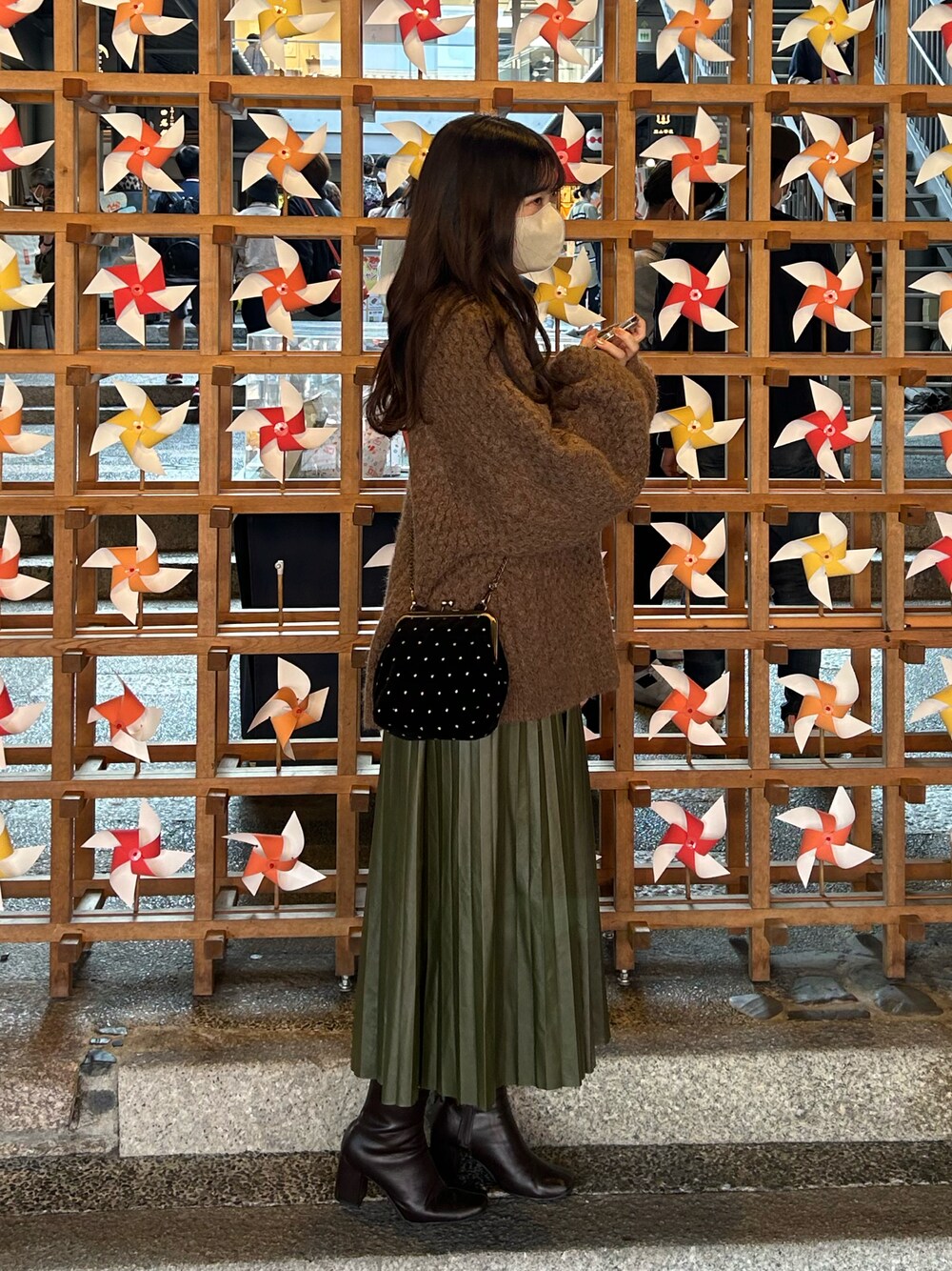 「シンプルスタイル、冬コーデ、今日のコーデ、着回しコーデ、オトナ女子、ニットコーデ、リラックススタイル、大人ファッション、ブーツスタイル、キレイめ、プチプラ、ブラウンコーデ、セレクトモカ(select MOCA)、Bibiy、ブラウンニット」｜「Bibiy.のアイテム（ショルダーバッグ、ブラック系）」を使った、t a m a m iさん（レディース・161cm）の秋コーディネートの1枚目の写真